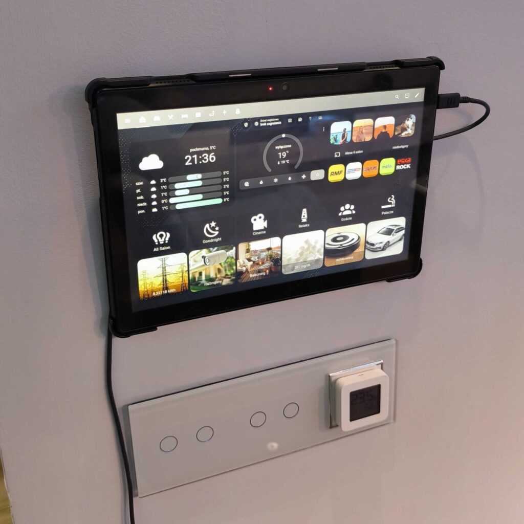 tablet na ścianie